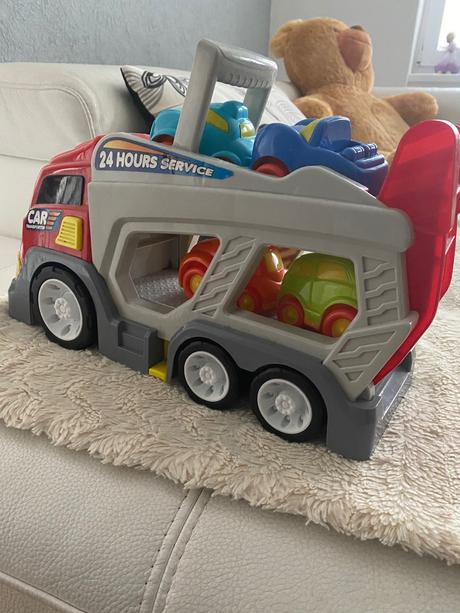 Kamión so 4 autíčkami,