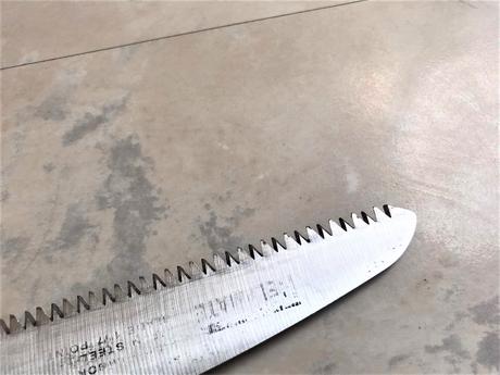 Zúbkovaná skladacia ručná pílka,