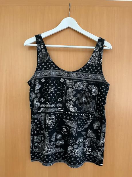 Bezramienkový čierny top s ornamentami m, m