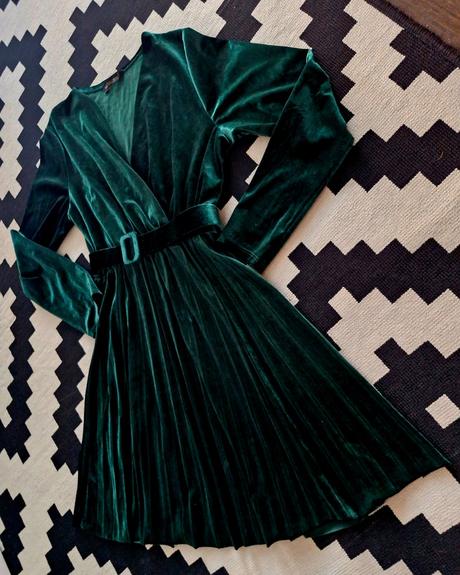 Nadherne smaragdove zamatove saty,top stav v.s/m, new balance,s