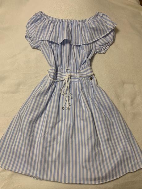 Letné pásikavé šaty s volánom a holými plecami, l / m