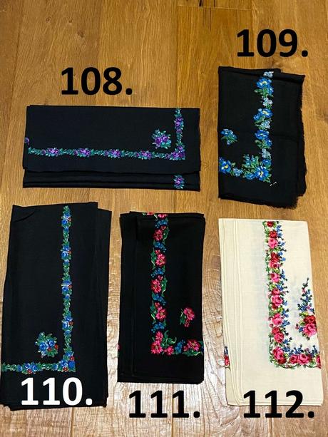 Šatky rôznych farieb a vzorov,