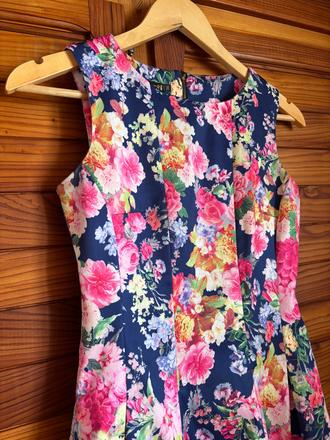 Tmavomodre kvietkovane saty, 36