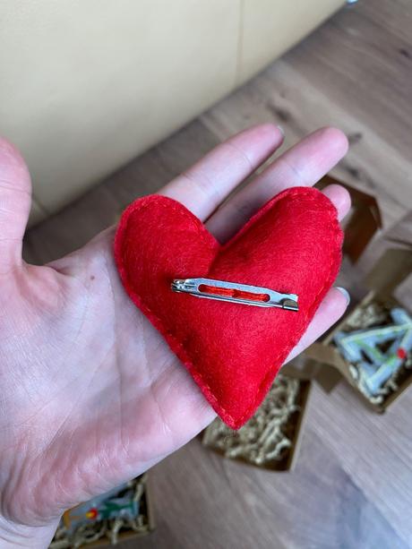 Ručne vyšívana ozdoba na kočík / ruksak, 