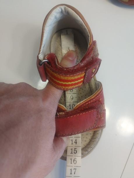 Kožené sandálky, 23