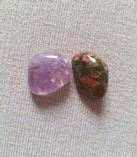 Minerálne kamene ametyst a unakit,