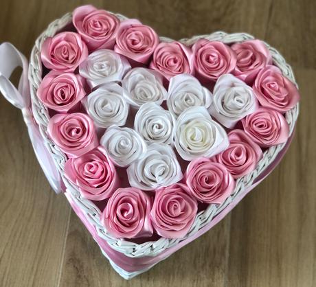 Handmade ružičky v srdiečkovom košíku, 
