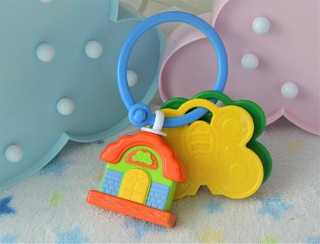 Závesná hrkálka s hrajúcim domčekom, 