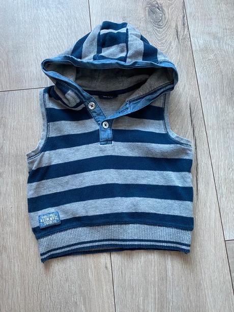 Vesta s kapucňou, next,74