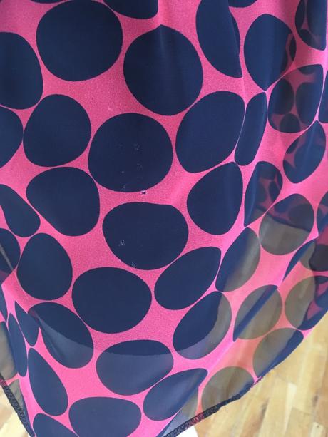 Červené bodkované šaty s volánmi, s