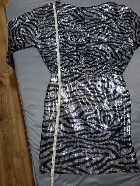 Trblietavé šaty, l