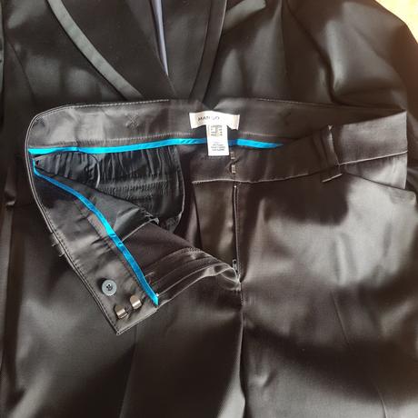 Luxusny uhľovo čierný kostým, mango,s