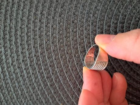 Prsteň s kamienkami,