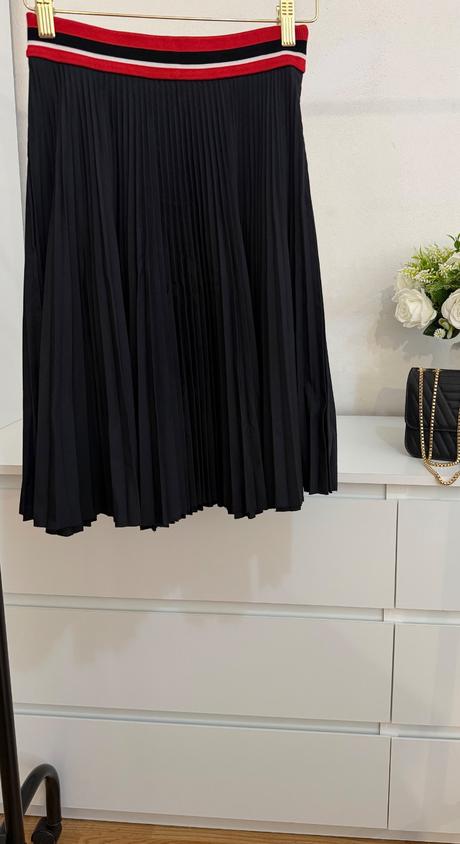 Prada luxusná plisovaná sukňa s ikonickým pásom, prada,38