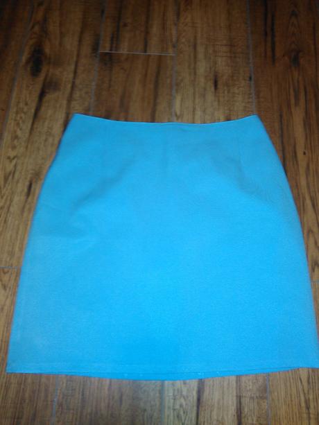 Kvalitná belasomodrá sukna, s