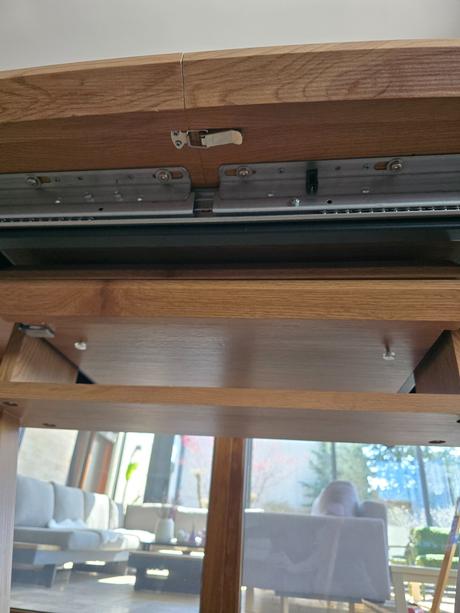 Rozkladací stôl + 5 sivých a 1 ružová stolička, 