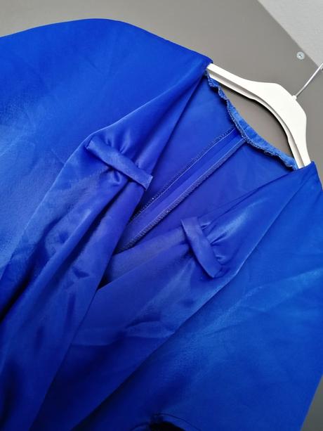 Šaty farby parížska modrá, s