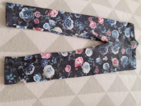 Tmavomodre dievcenske leginy s kvetmi, 110