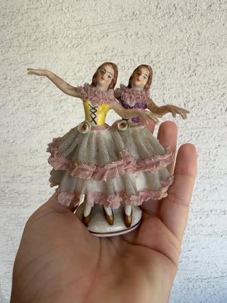 Soska starozitna 2 tanecnice porcelanova sukna,