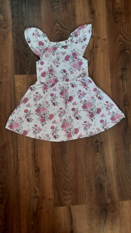 Šaty s ružovými kvietkami, 134