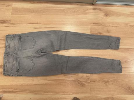 Niekolko roznych dzinov, 34