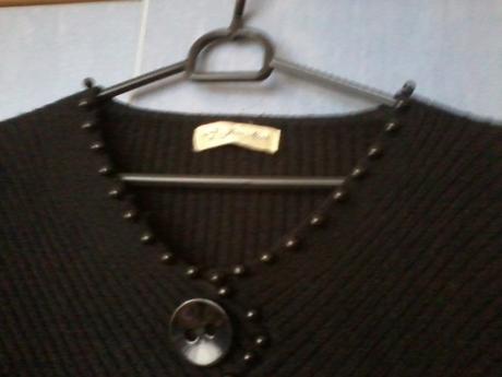 Čierny sveter s gombíkmi, m