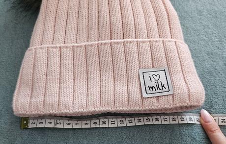I love milk čiapka s brmbolcami, 