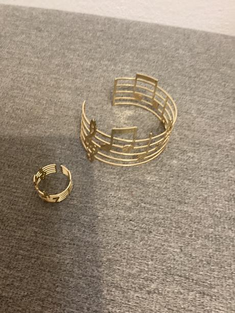 Elegantny náramok a prsteň - hudba,