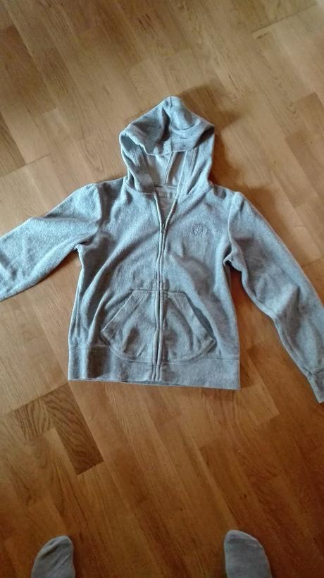 Dievcenska mikina, 152