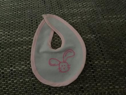 Podbradnik pre menšiu bábiku,