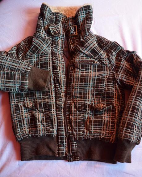 Bunda s poštou, gate,s