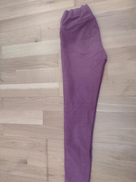 Fialové legíny, 128