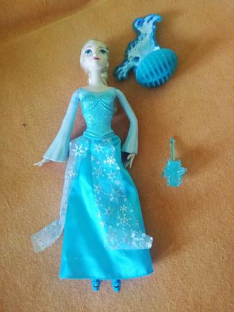 Elsa vystreluje ľadový cencul,