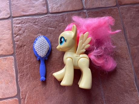 My little pony žltý koník hybe nohami,