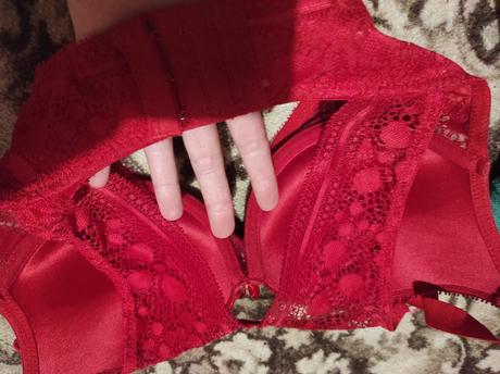 Červená podprsenka, 90d