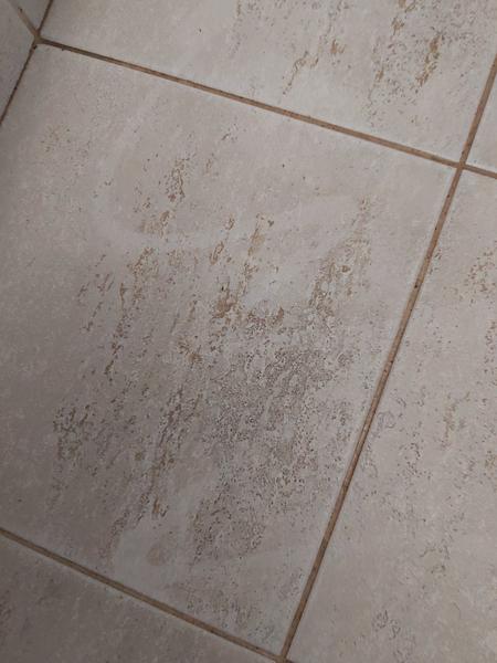 Ako odstrániť škvrny od Brefu z podlahy?