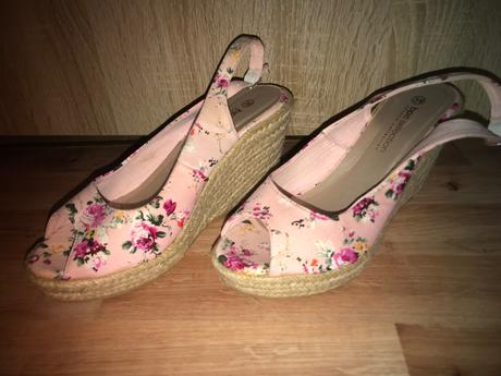 Kvetinové sandále, 39
