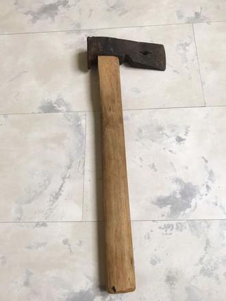 Stará ťažká oceľová sekera,