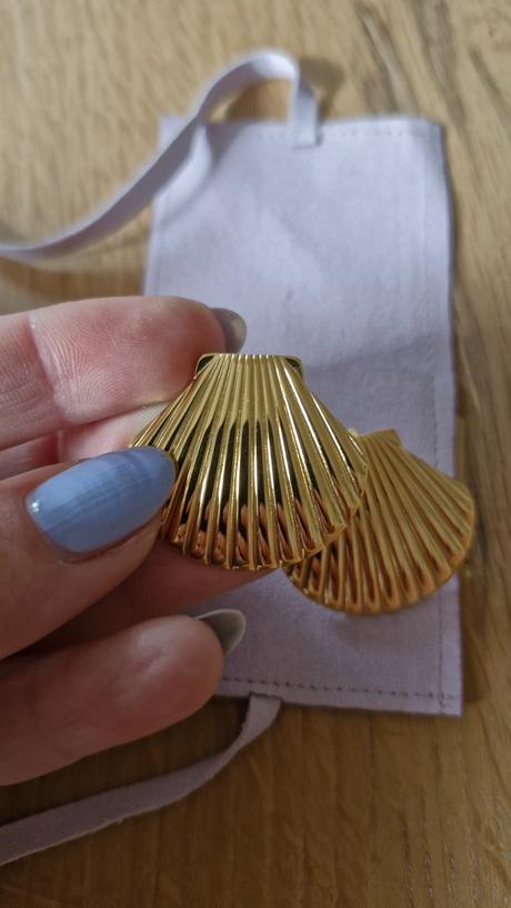 Pozlátené náušnice shell,