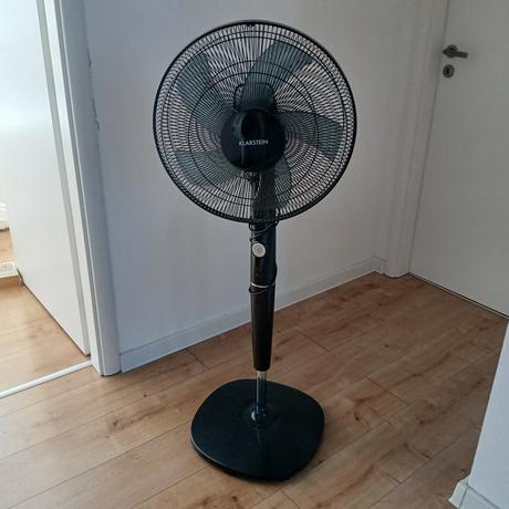 Čierny stojanový ventilátor klarstein,