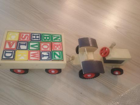 Drevený traktor s vleckou, 