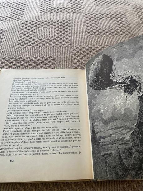 Stará krásna retro kniha päť týždňov v balóne 1968,