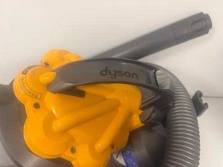 Dyson vysávač + príslušenstvo,