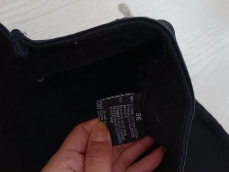 Čierne elastické rifle, 36