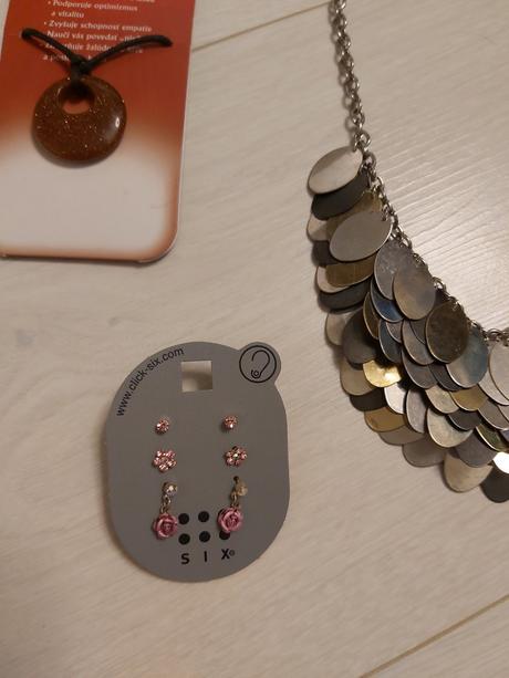 Nahrdelnik+nausnice, 