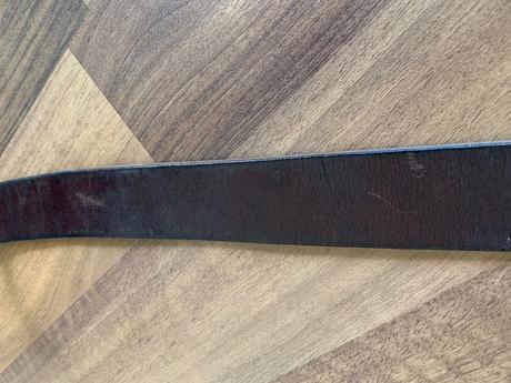 Opasok s kovovou ruzou, guess