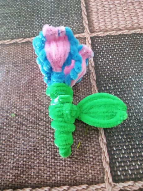 Farebné kvietky zo stonkou, 