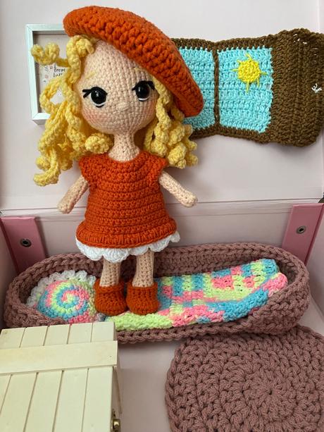 Háčkovaná bábika v kufríkovom domčeku, 