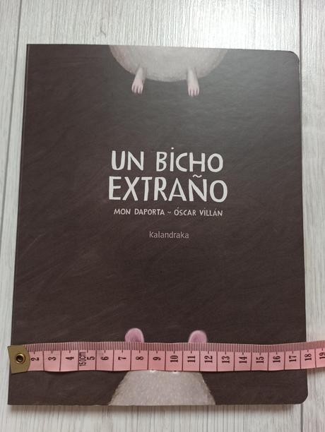 Kniha - un bicho extraño, mon daporta, óscar villá,