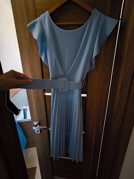 Plisované modré šaty, 
